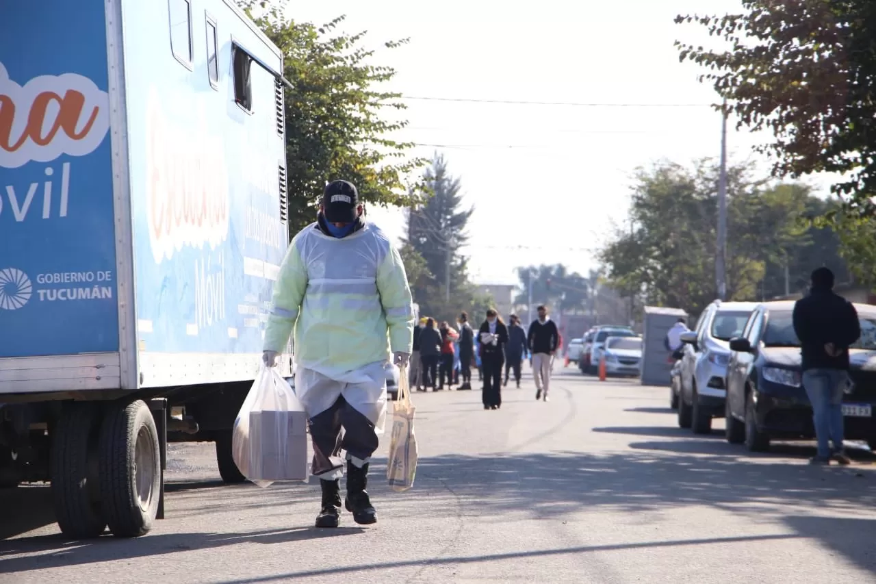 PRECAUCIONES. Un agente traslada mercadería en Lastenia. Foto: Twitter @RossanaChahla