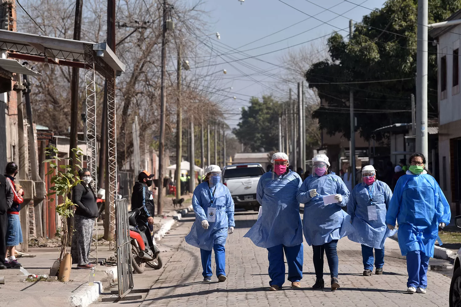 SIN DESCANSO. Los trabajadores de la Salud se instalaron en la zona aislada de Lastenia. LA GACETA/FOTO DE INÉS QUINTEROS ORIO