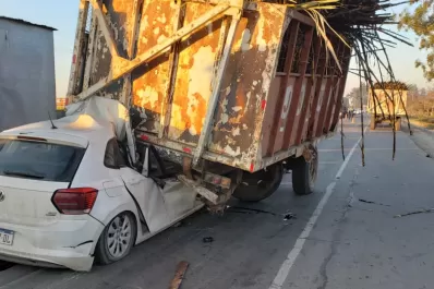 Salvó su vida de milagro tras chocar su auto con una rastra cañera