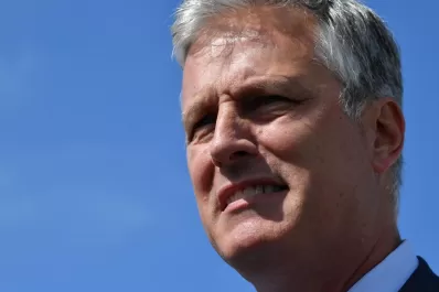 Alarma en la Casa Blanca por un asesor de Donald Trump que dio positivo de coronavirus