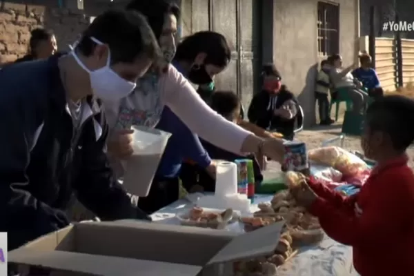 Todos los domingos, jóvenes solidarios preparan chocolate para unos 60 chicos