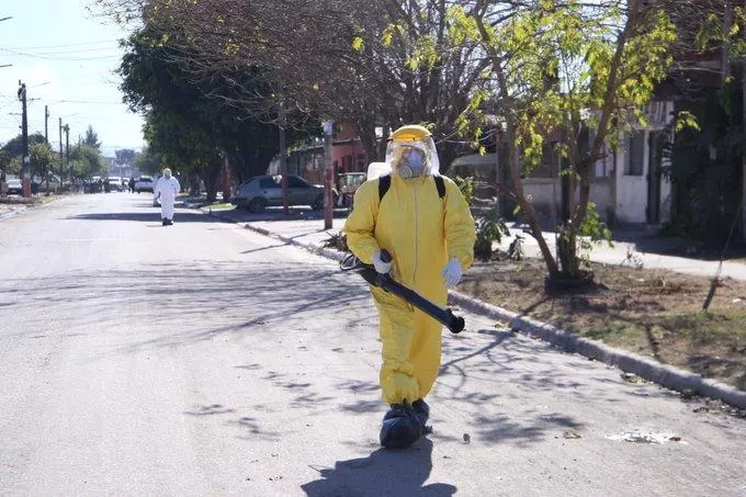 Tareas de sanitización en Lastenia. FOTO / Gentileza Prensa Casa de Gobierno. 