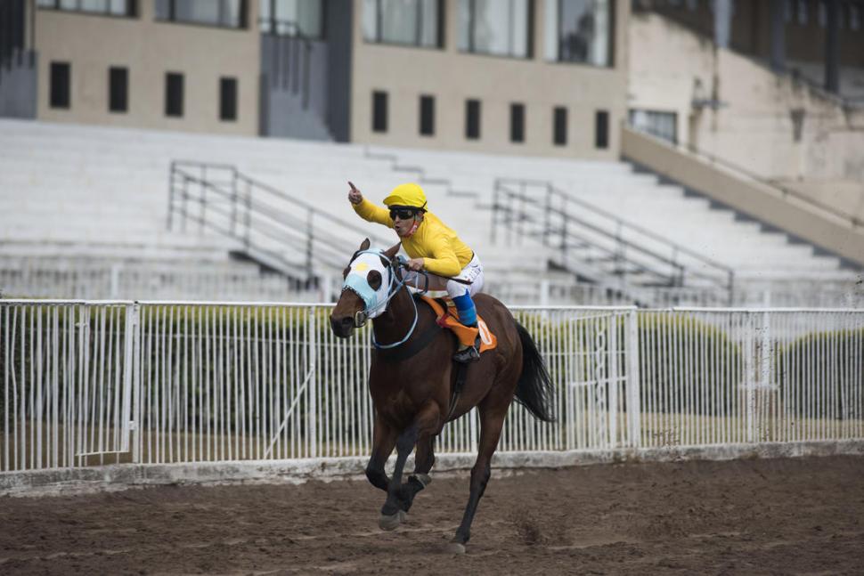 CARRERA. Los jinetes pueden bajarse el barbijo solamente durante la competencia.