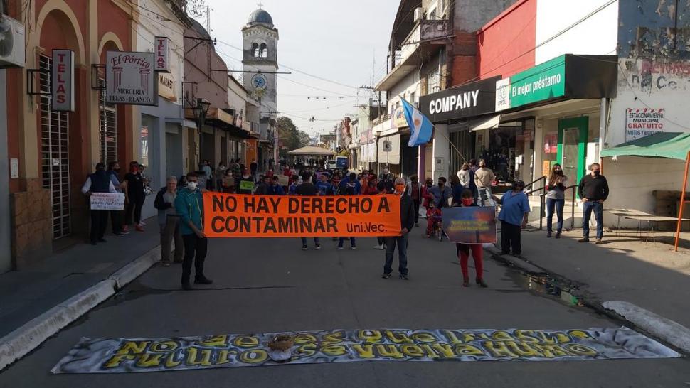 ESCENA DE LA MARCHA. Con barbijos, los vecinos exigieron un aire limpio.