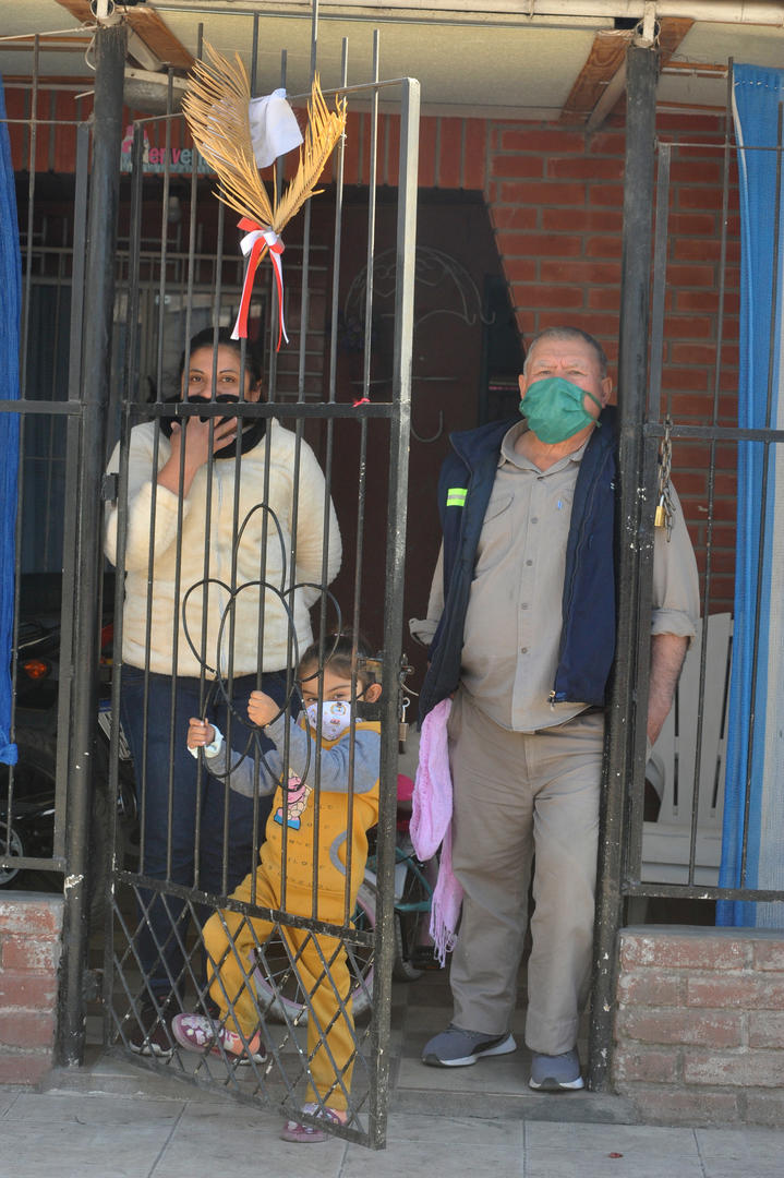 MUY RELIGIOSOS. Felipe Rodríguez con su nuera, Florencia, pusieron palmas bendecidas para frenar al virus. 