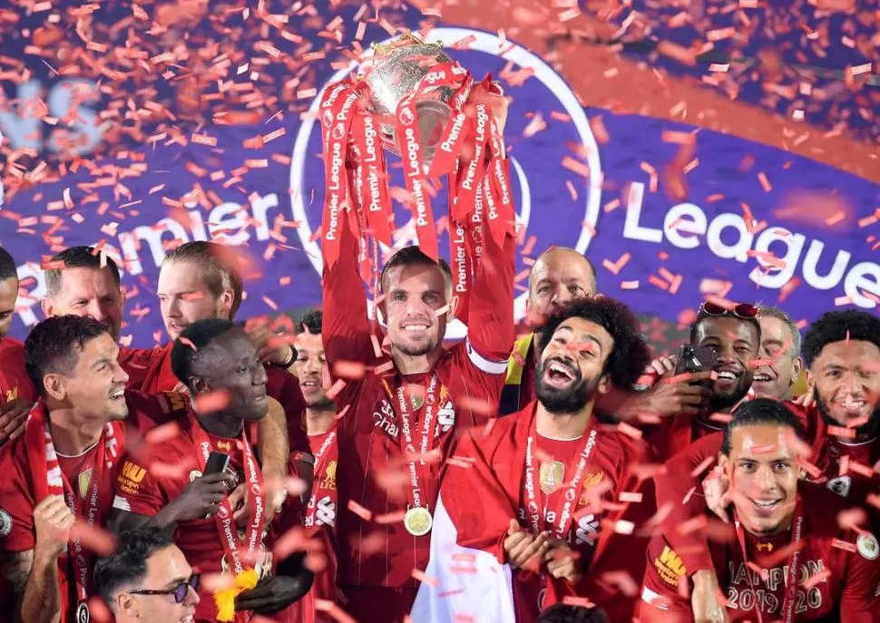 FELICES. Los futbolistas de Liverpool coronaron una temporada excepcional en la Liga Premier pese a la pandemia. 