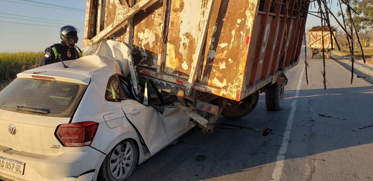 Salvó su vida de milagro tras chocar su auto con una rastra cañera