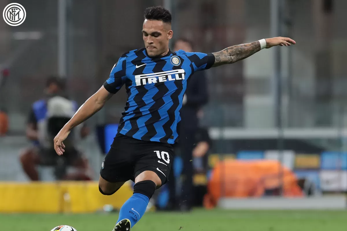 Lautaro Martínez arrancó desde la mitad de la cancha y anotó contra los napolitanos. (FOTO TOMADA DE TWITTER @Inter_es)