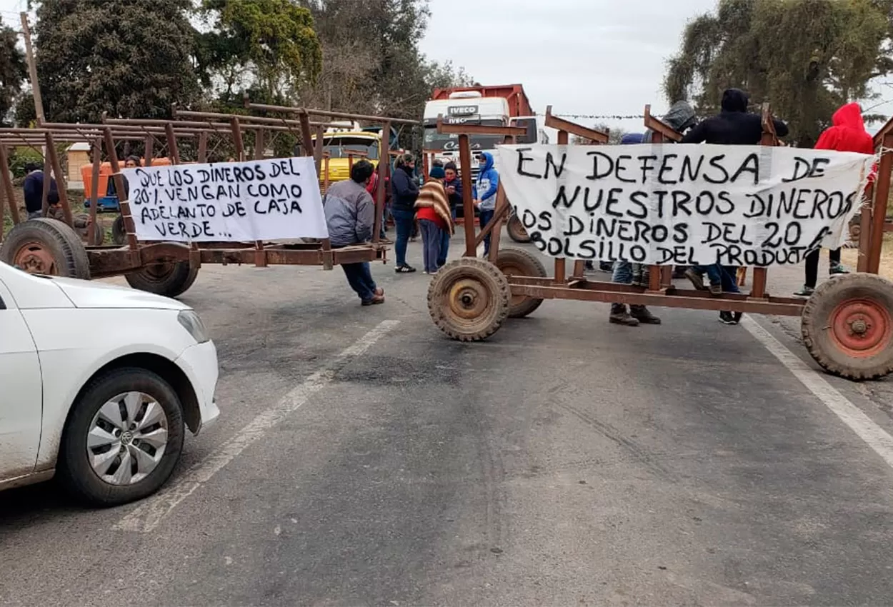 Tabacaleros cortan el tránsito en la 38, a la altura de La Invernada