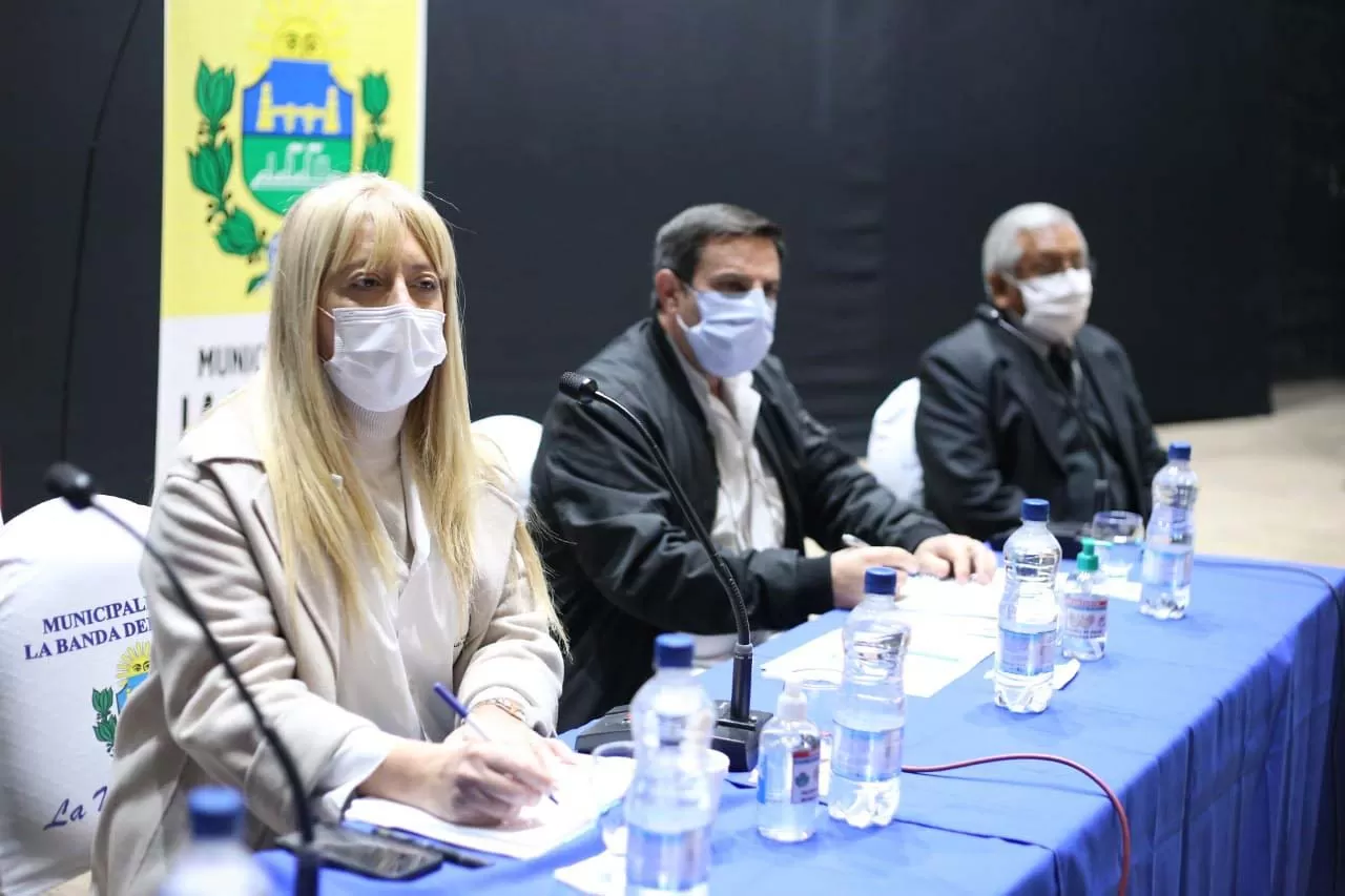 DEBATE Y ANUNCIOS. Chala y los integrantes del COE evaluaron la situación que vive Lastenia. MINISTERIO DE SALUD