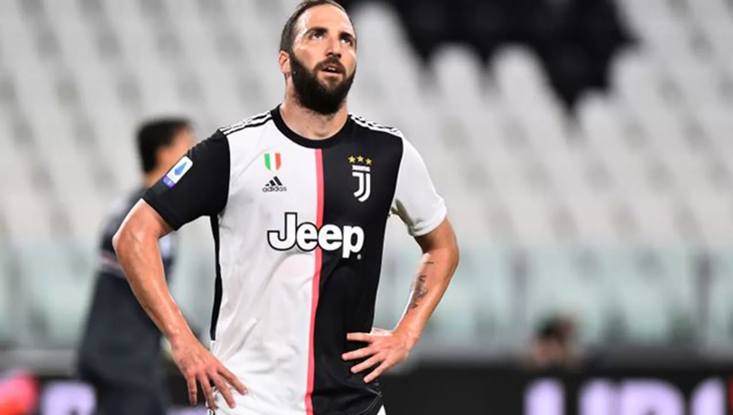 Higuaín se fastidió con Cristiano Ronaldo en el partido del domingo en la coronación de la Vecchia signora. (Reuters)