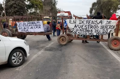 Tabacaleros cortan el tránsito en la 38, a la altura de La Invernada