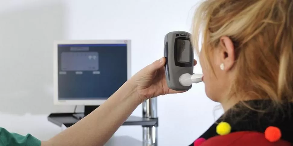 NUEVO MÉTODO. Los investigadores trabajan en una versión de la prueba que podría ser como un inhalador. 