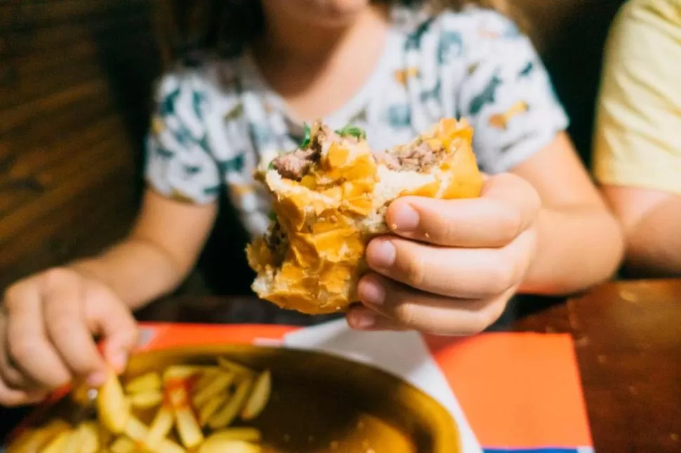LO QUE SE DEBE EVITAR. La cómida rápida no tiene los nutrientes necesarios. 