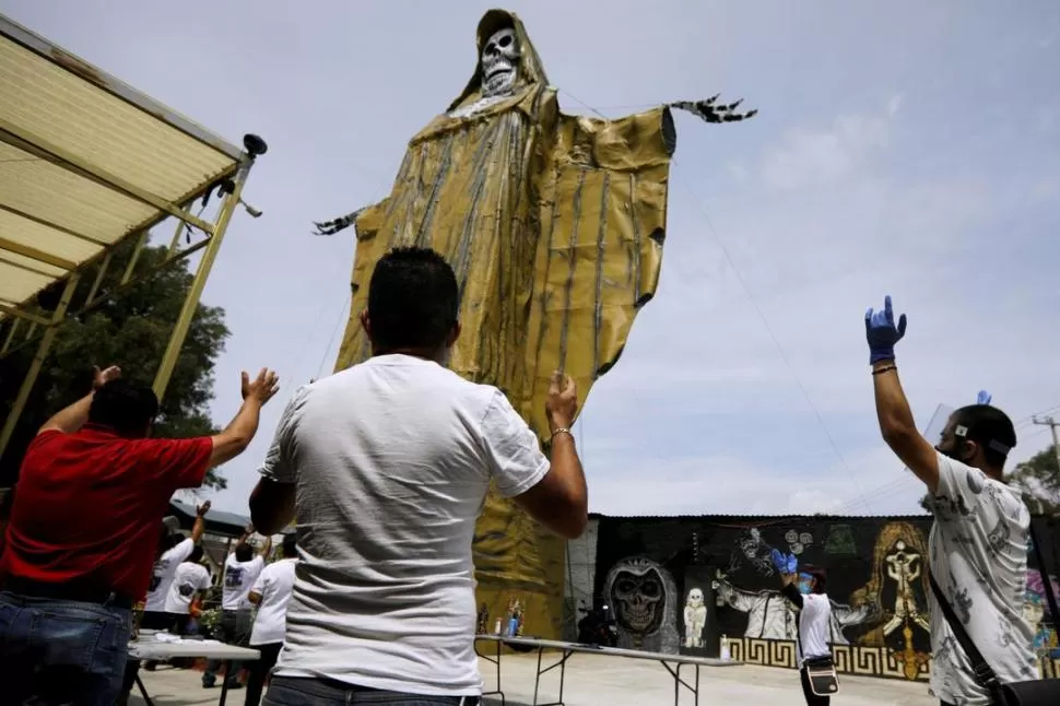 MÉXICO. Fieles asisten al culto a San la Muerte tras la reapertura de los templos en medio de la pandemia.