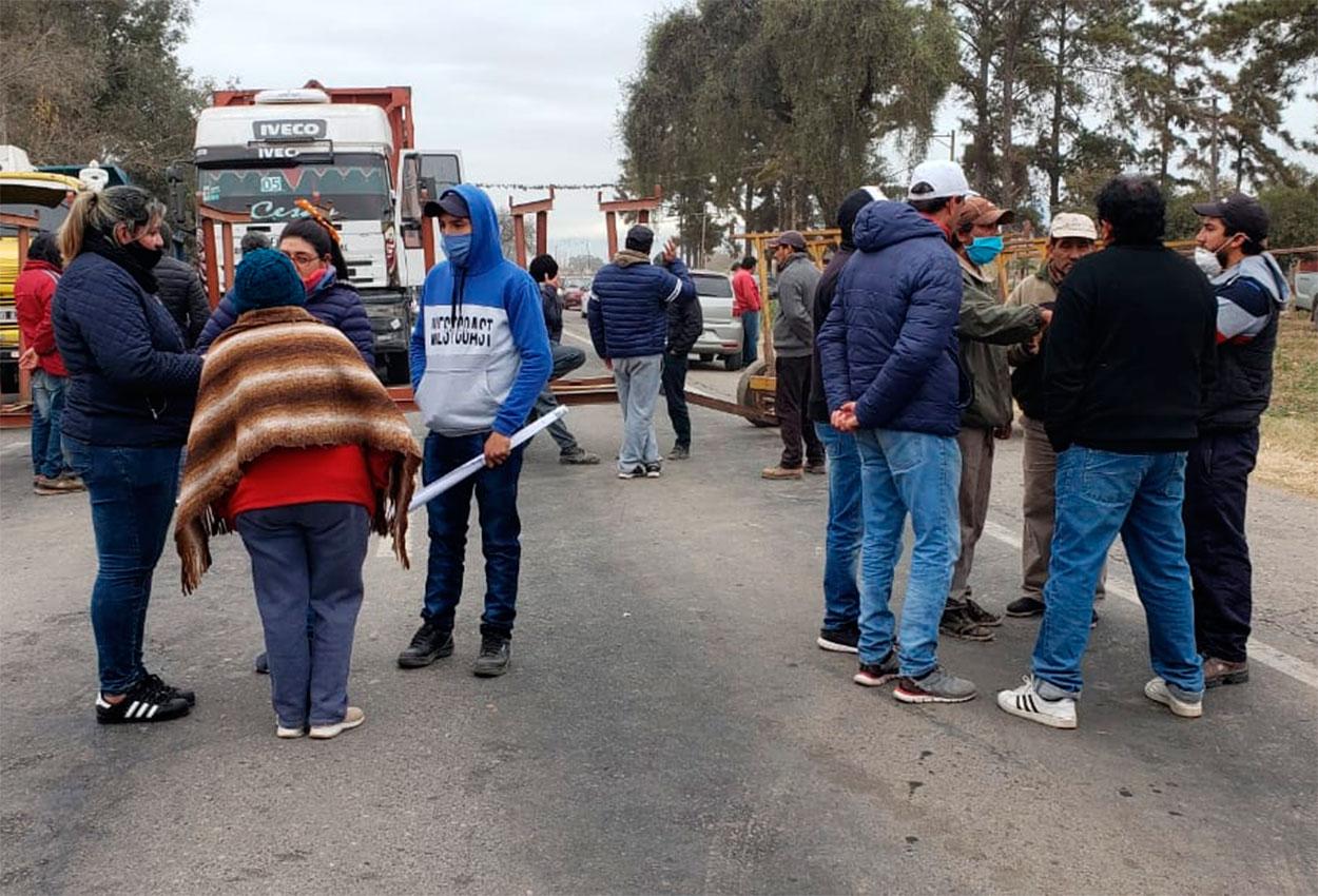 Tabacaleros cortan el tránsito en la 38, a la altura de La Invernada