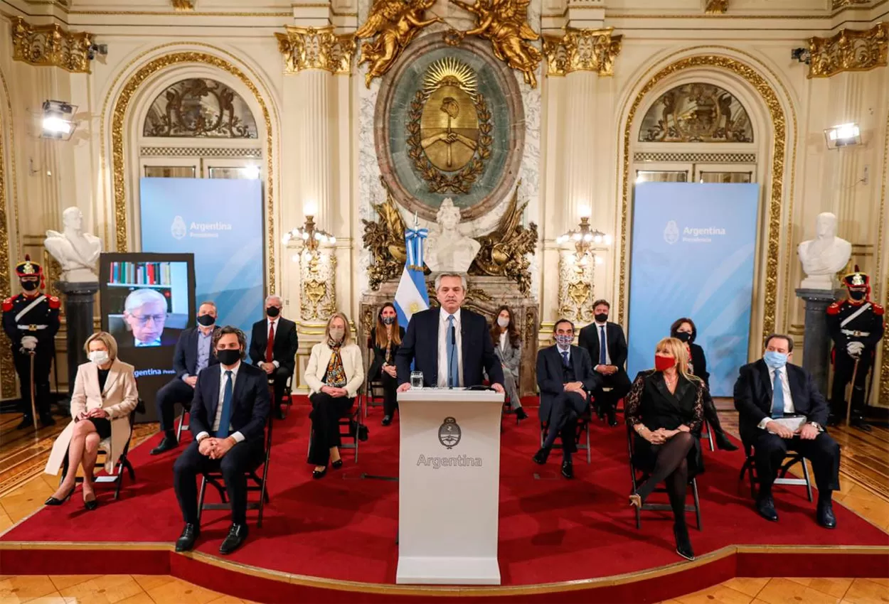 ENTRE LOS EXPERTOS. Sbdar, a la izquierda del Presidente, escucha la presentación del proyecto de Reforma Judicial.