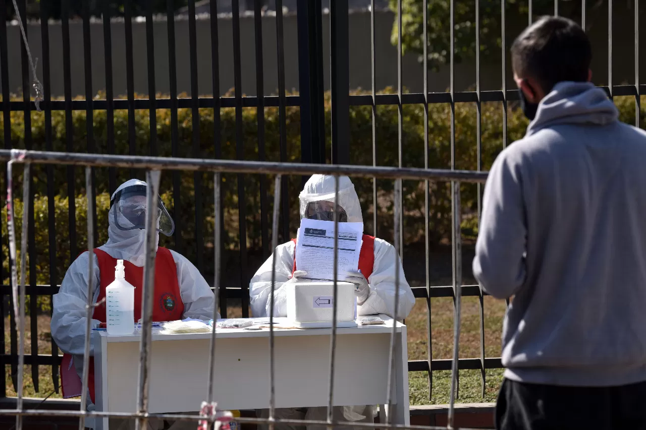 EN LASTENIA. Los vecinos de que tuvieron contacto con pacientes de covid-19 hicieron fila para hacerse el hisopado. LA GACETA/FOTO DE INÉS QUINTEROS ORIO