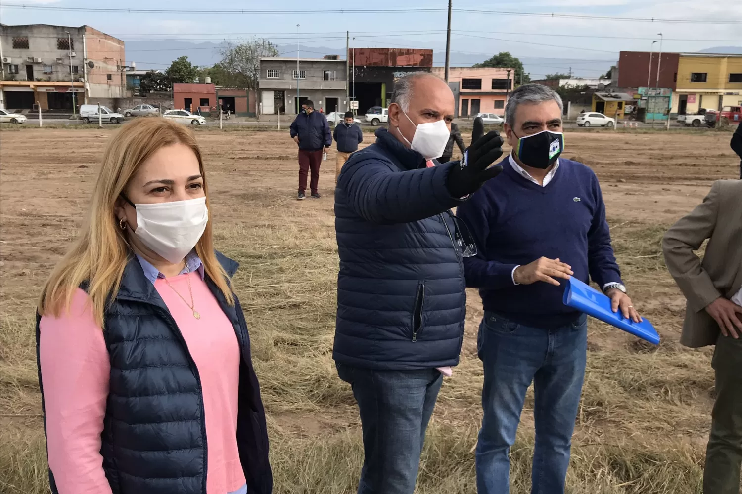 EN UN RECORRIDO. El intendente Alfaro, en una visita reciente por la zona sur de la Capital. Foto: Prensa SMT