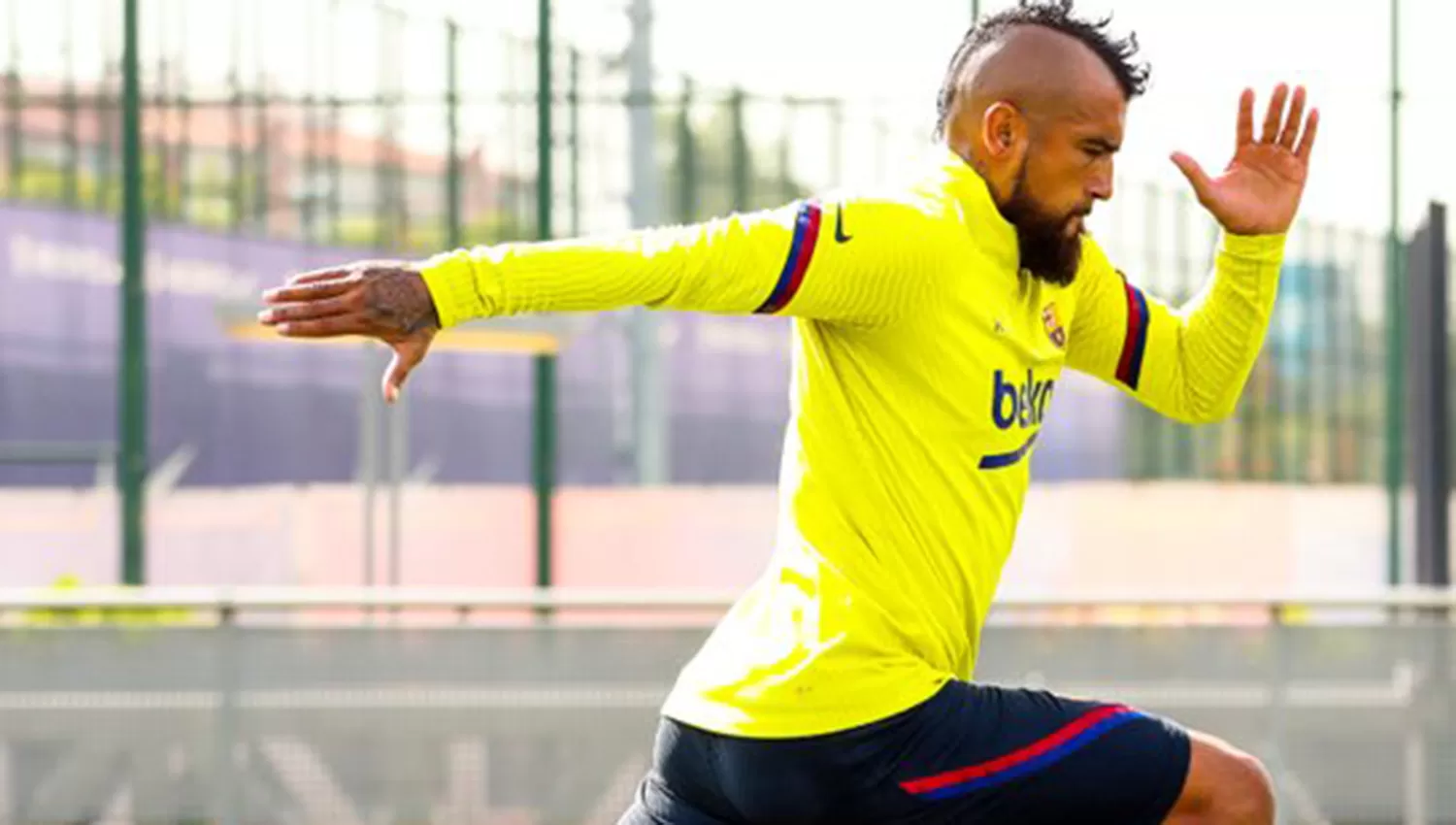 El martes, Vidal se entrenó con sus compañeros en la Ciudad Deportiva Joan Gampert. (FOTO TOMADA DE TWITTER @FCBarcelona_es)