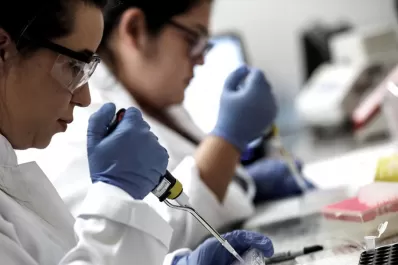 Se acelera la competencia por el desarrollo de una vacuna contra la covid-19 entre Brasil y Rusia