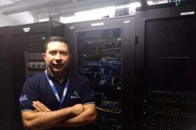 Estudió en la UNT y ahora desarrolla satélites