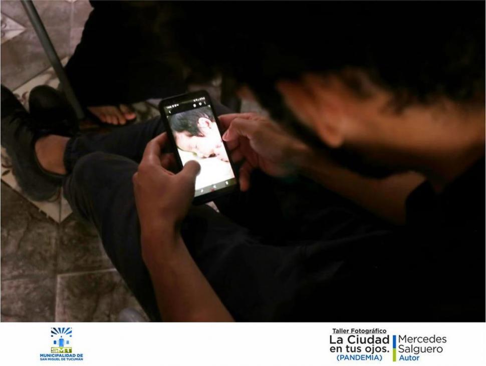 MERCEDES SALGUERO. La pantalla del celular es protagonista de la vida.