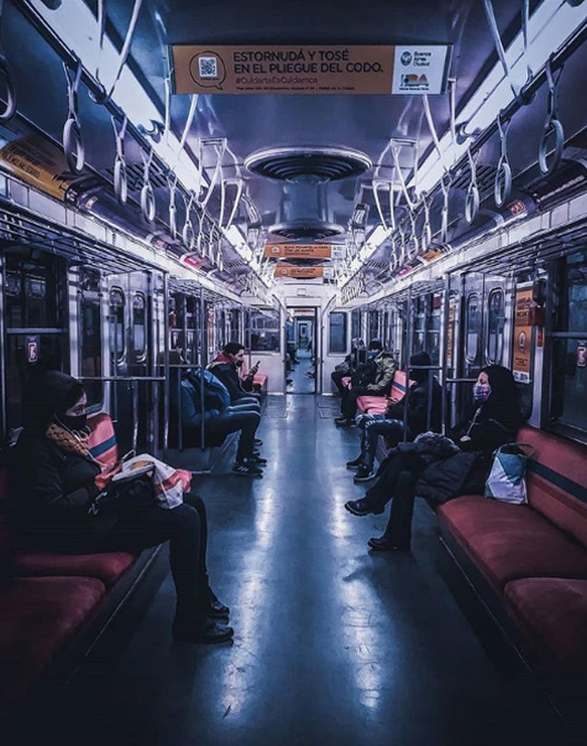 @CAMINANTEBSAS. Uno de sus posteos más celebrados de esta cuenta fue la foto “Viajes de cuarentena”, que muestra un subte prácticamente vacío cumpliendo el aislamiento social. La vida en Buenos Aires a media máquina, representada en esta imagen.