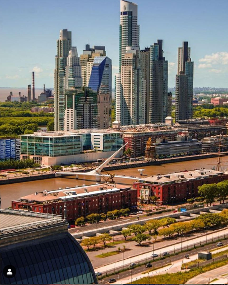 @LIKEBUENOSAIRES. La imagen muestra la vista desde Trade, un bar con terraza que ofrece una panorámica espectacular de Puerto Madero y el Puente de la Mujer.