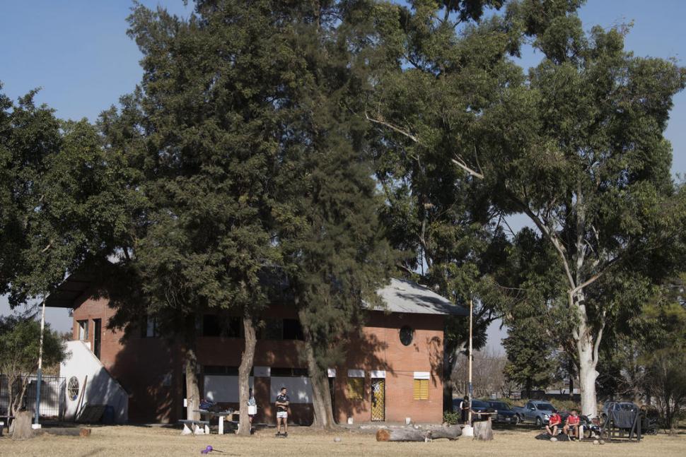 ESPACIO. El complejo deportivo donde funciona Los Alisos cuenta con vestuarios y una amplia cancha principal.