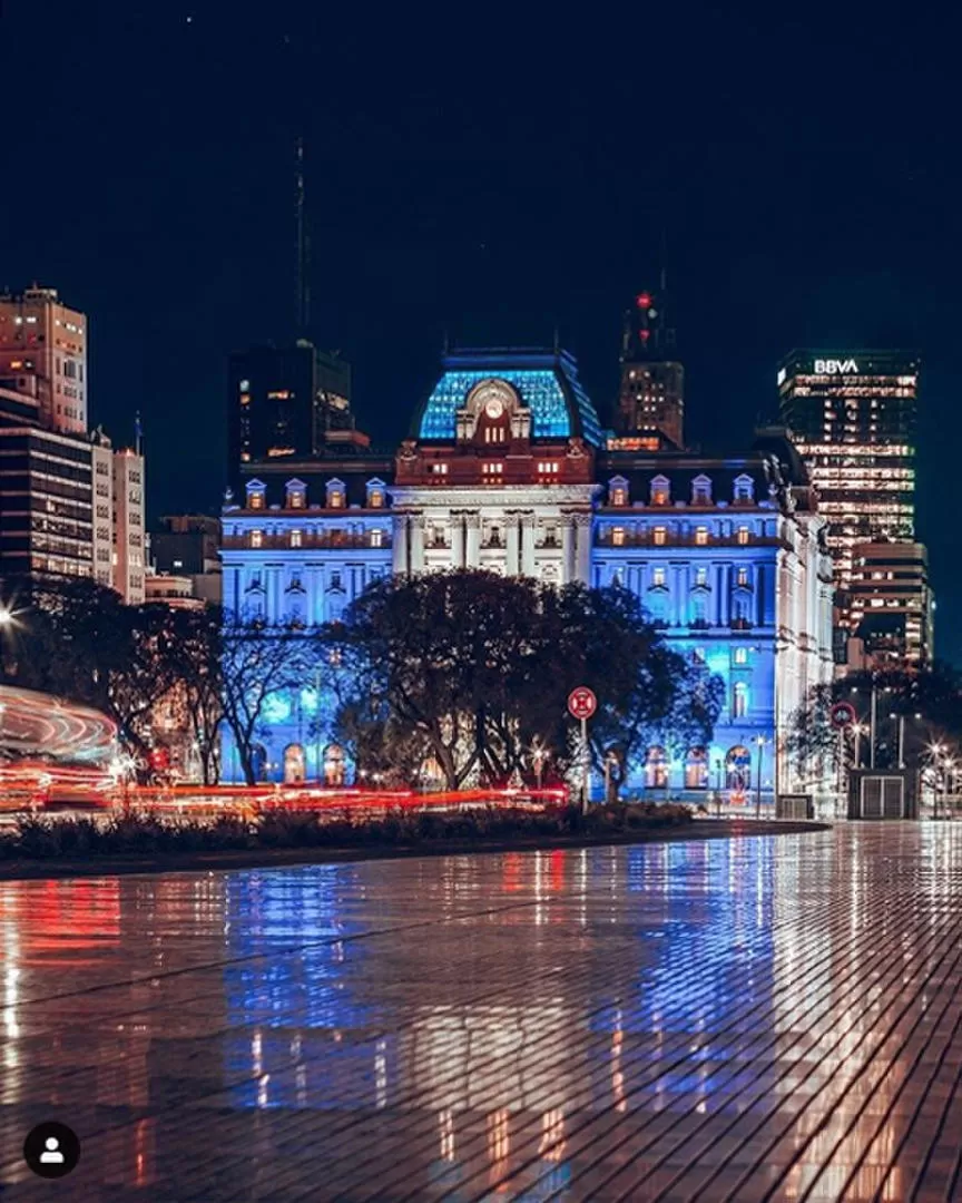 @BSAS_LOVERS. Con esta publicación, varios fotógrafos porteños se unieron e hicieron un “loop” para retroalimentarse de seguidores. Retrataron el Centro Cultural Kirchner con todas las luces encendidas, un espectáculo para los ojos de los fotógrafos.  
