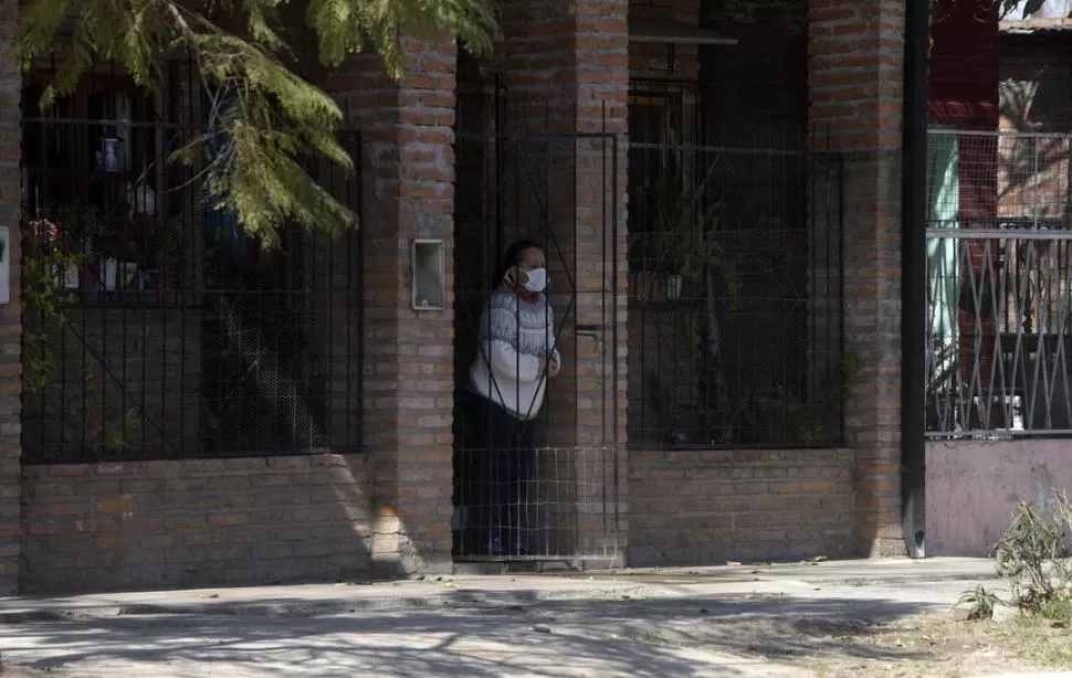 EN CASA. Se cumplió ayer el quinto día de aislamiento en el barrio. la gaceta / foto de franco vera