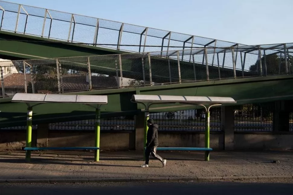 PARADAS VACÍAS. Muchos usuarios del transporte público optaron por caminar para poder trasladarse. la gaceta / foto de diego aráoz