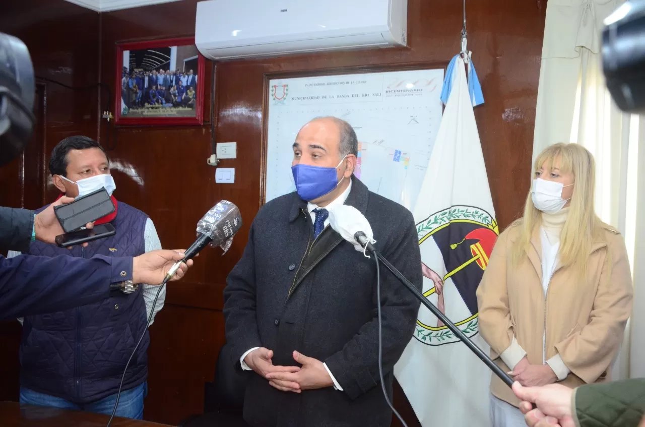 EN BANDA DEL RÍO SALÍ. Manzur dialoga con la prensa tras reunirse con Monteros. Foto: Comunicación Pública