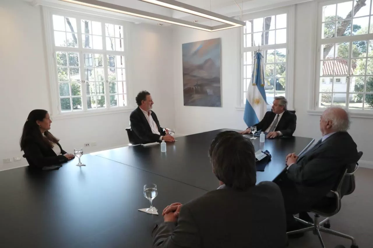 EN OLIVOS. Alberto Fernández, con los científicos que elaboran el suero. Foto: Presidencia de la Nación