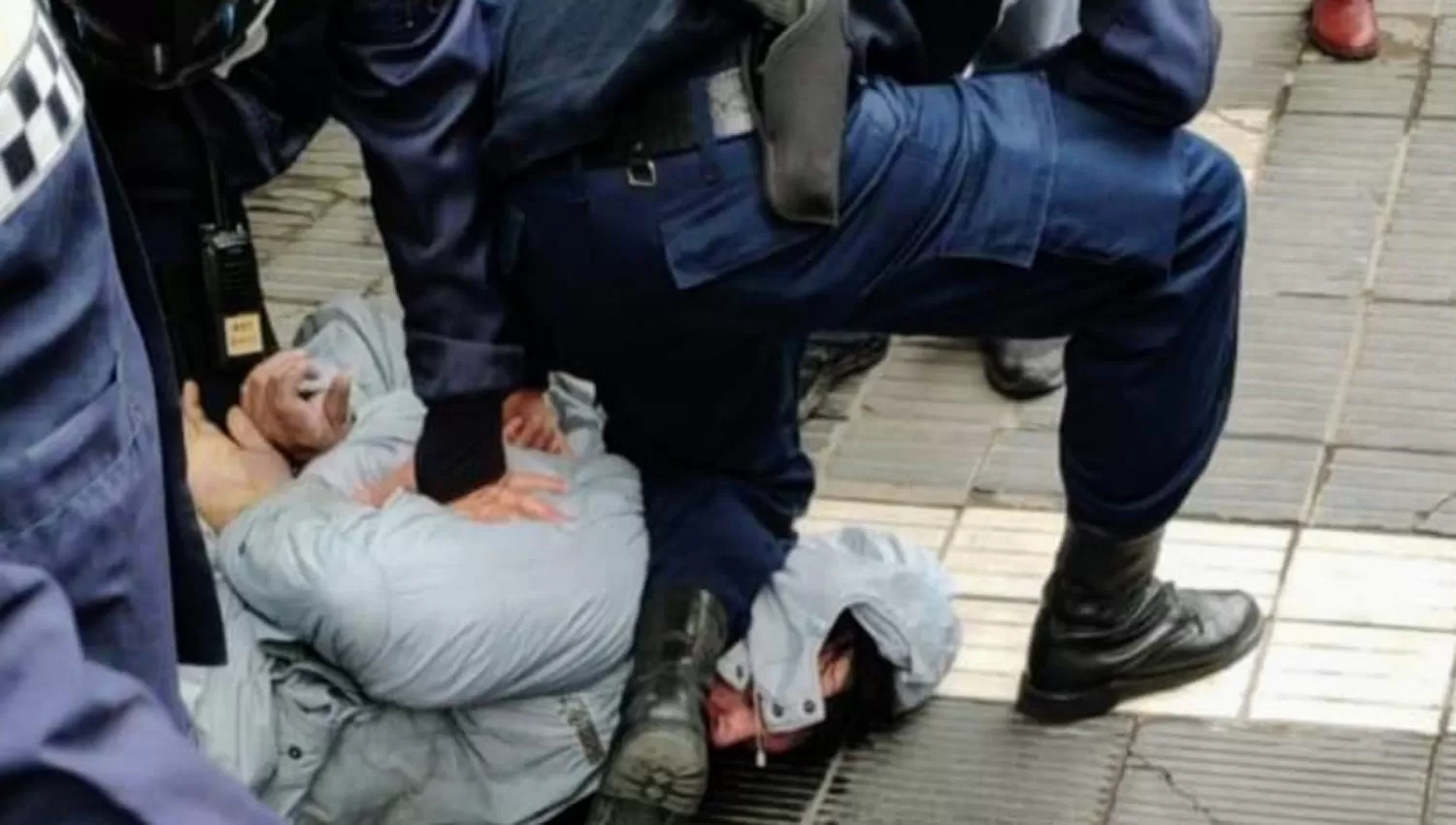 POLÉMICA. Un efectivo policial apoya su rodilla sobre el cuello de Nadal, a quien acusaban por un robo.  