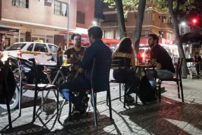 Beneficio a bares de la capital: eximen el pago de contribuciones para ocupar las veredas con mesas y sillas