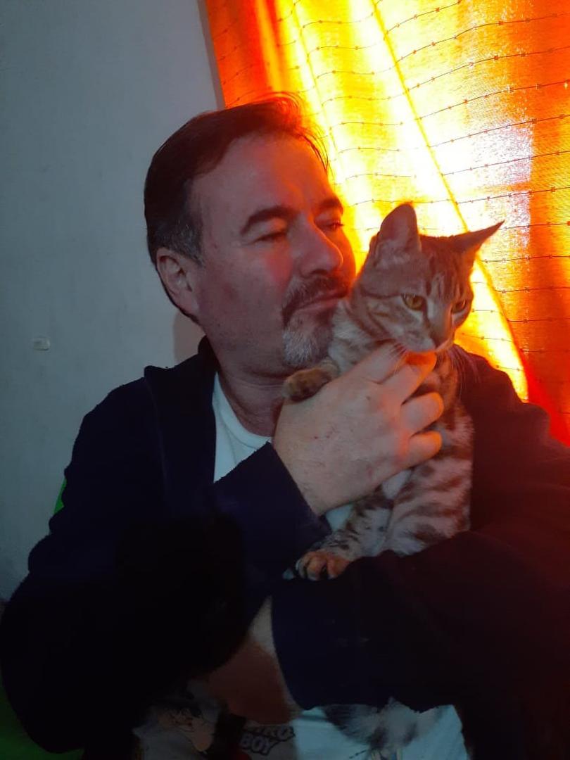 LO SACÓ DE LA CALLE. Rodolfo Arrieta posa con Dante.