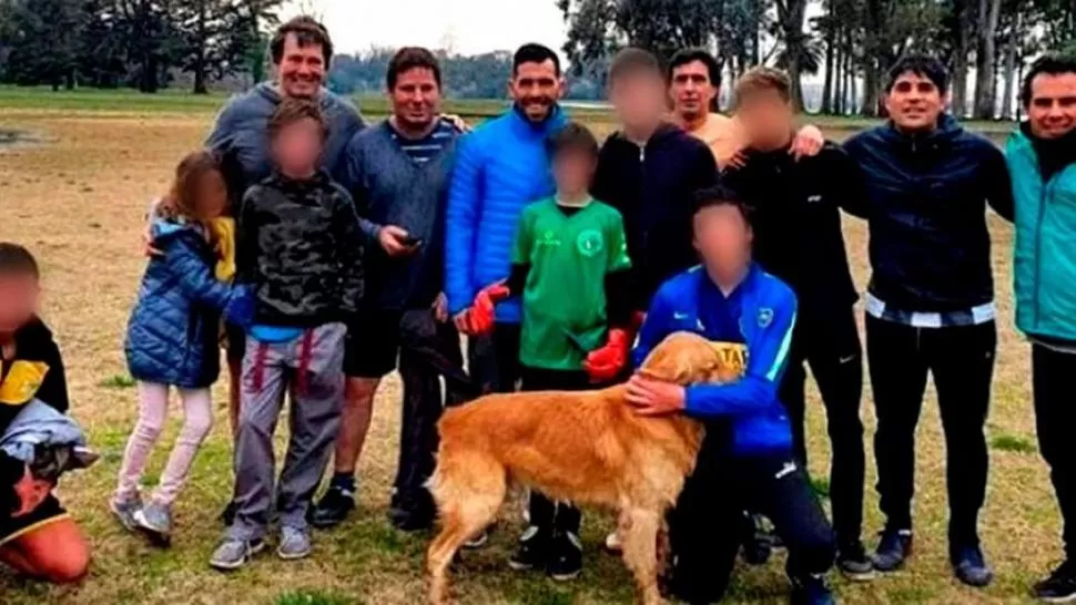 LA FOTO DE LA POLÉMICA. Tevez posó sin mantener el distanciamiento social y llovieron las críticas. 