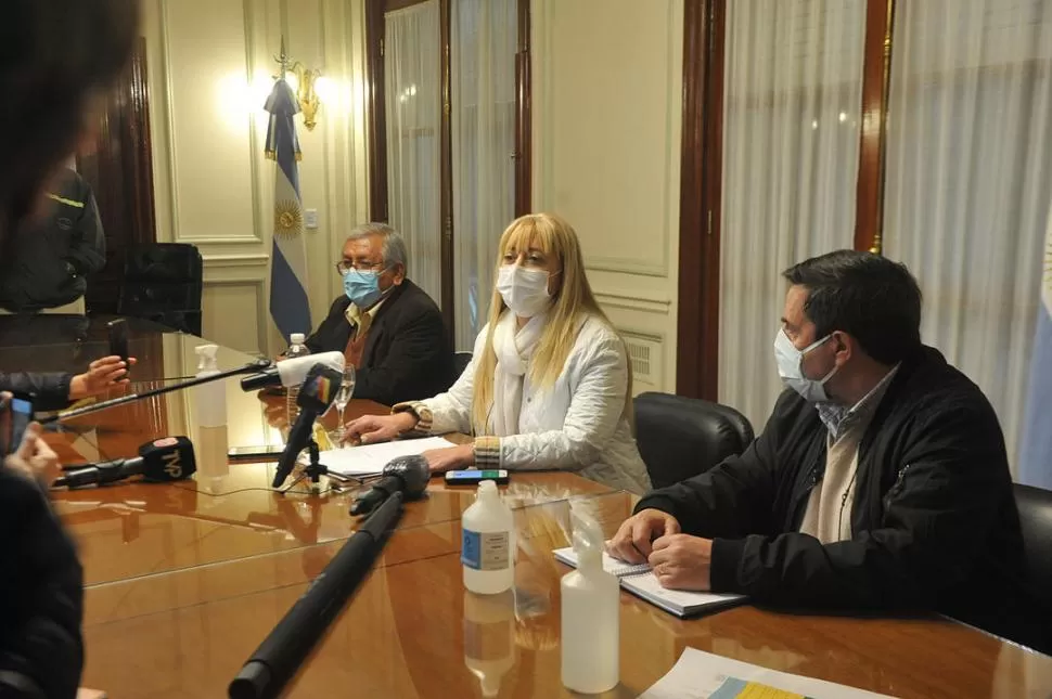 CONFERENCIA DE PRENSA. Las autoridades sanitarias convocaron a los periodistas para “evacuar las dudas” que surgieron ante el aumento de casos. la gaceta / fotos de antonio ferroni - inés quinteros orio