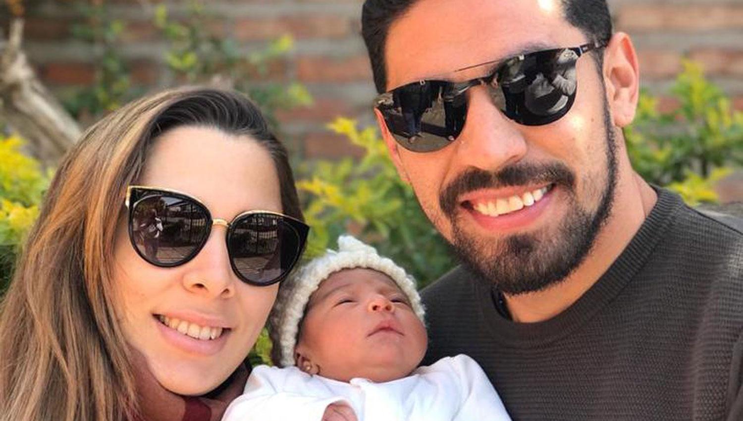 FELICIDAD. Marcelo y Lourdes junto con su hija Alma, que nació el 17 de julio.  