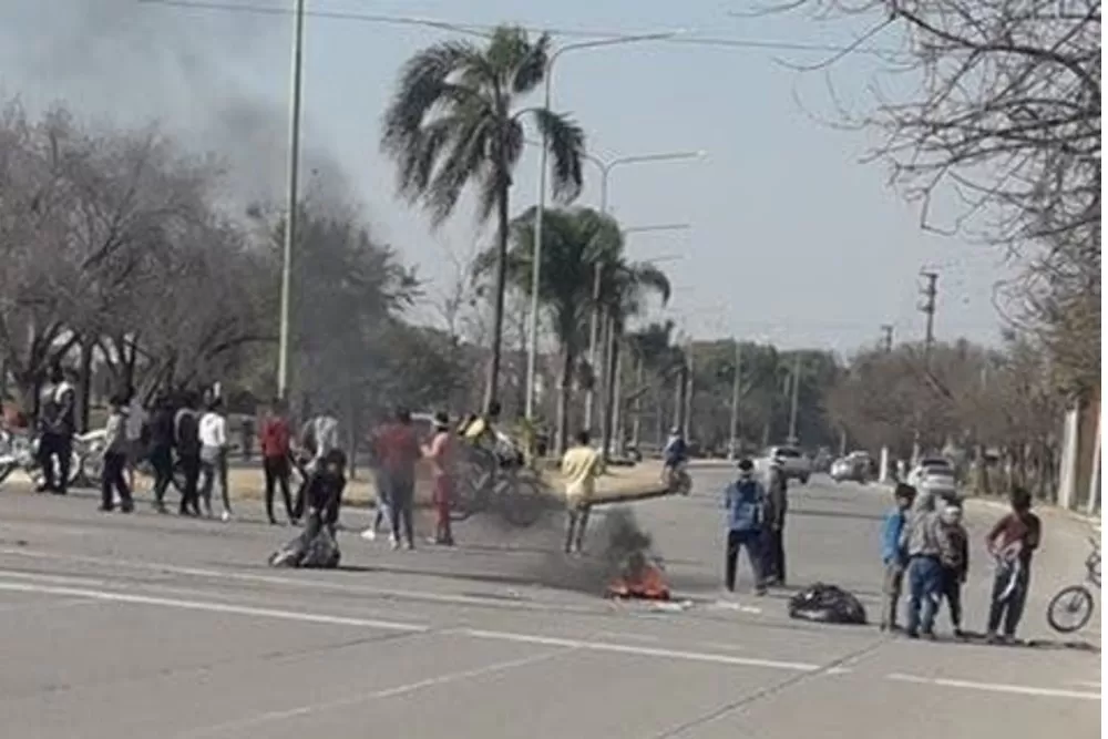 AVENIDA PERÓN. Protestan por un posible caso de coivd-19 en el barrio Castillo.