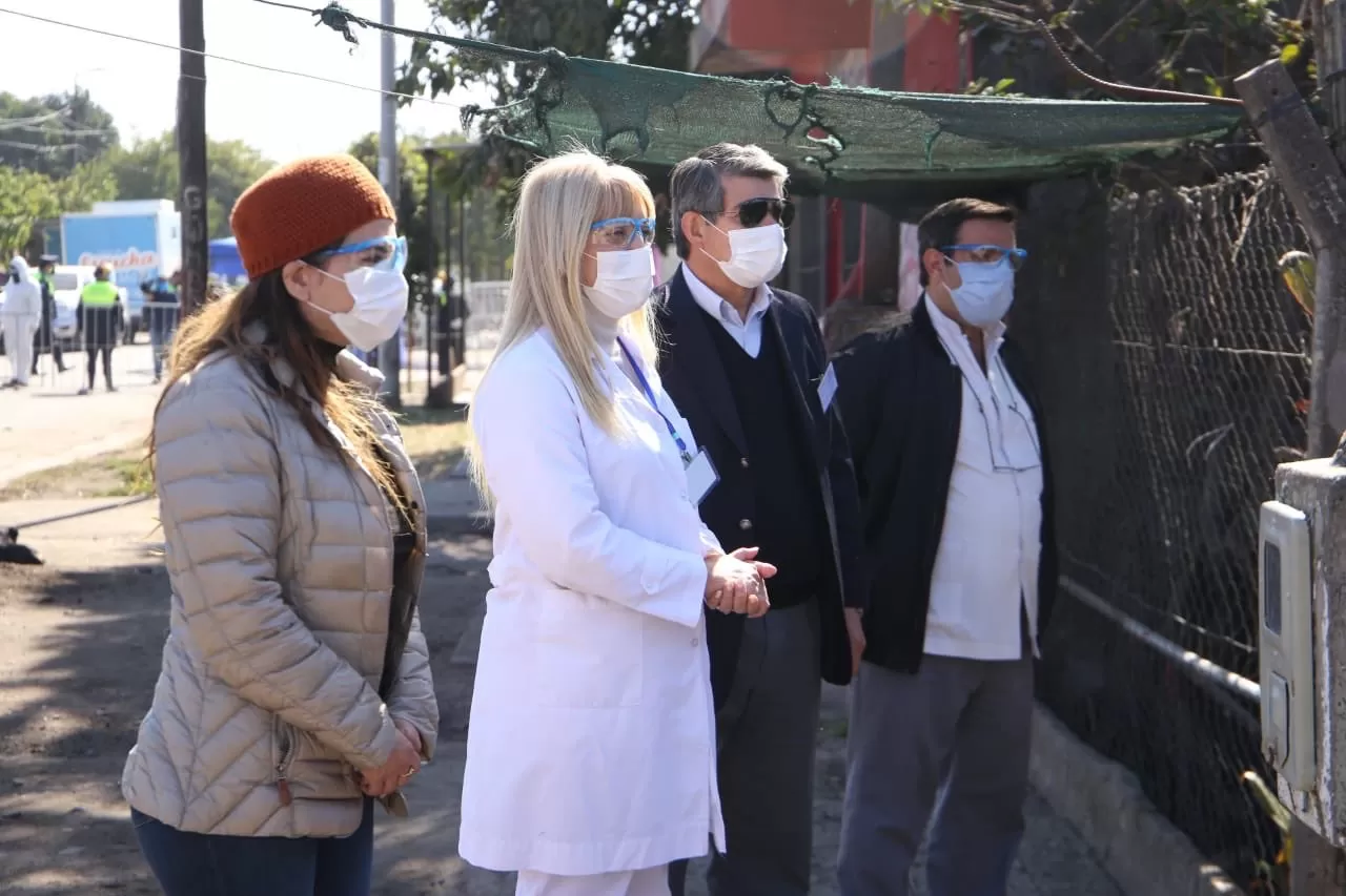 EN LASTENIA. Chahla, en un recorrido reciente por la localidad bandeña. Foto: Twitter @RossanaChahla