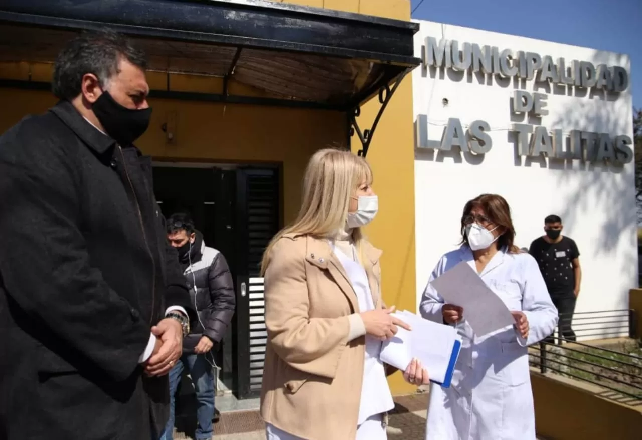 El intendente de Las Talitas, Carlos Najar, junto a la ministra de Salud, Rossana Chahla.