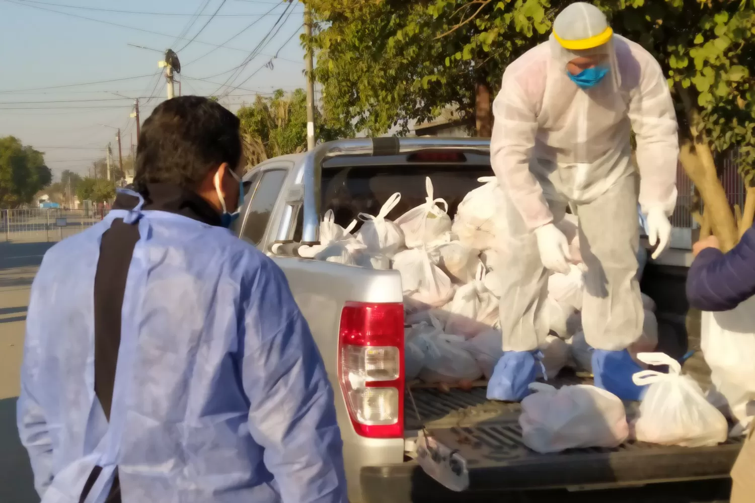 LASTENIA. Hoy repartieron artículos de panadería entre los vecinos aislados.