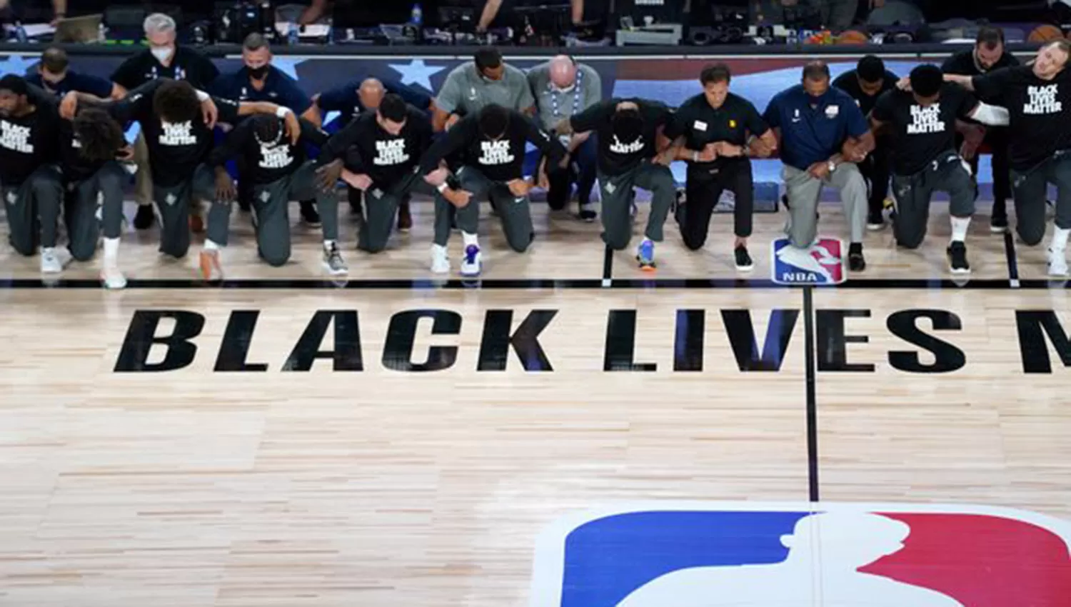 Los basquetbolistas y los entrenadores se unieron en el homenaje. (Reuters)