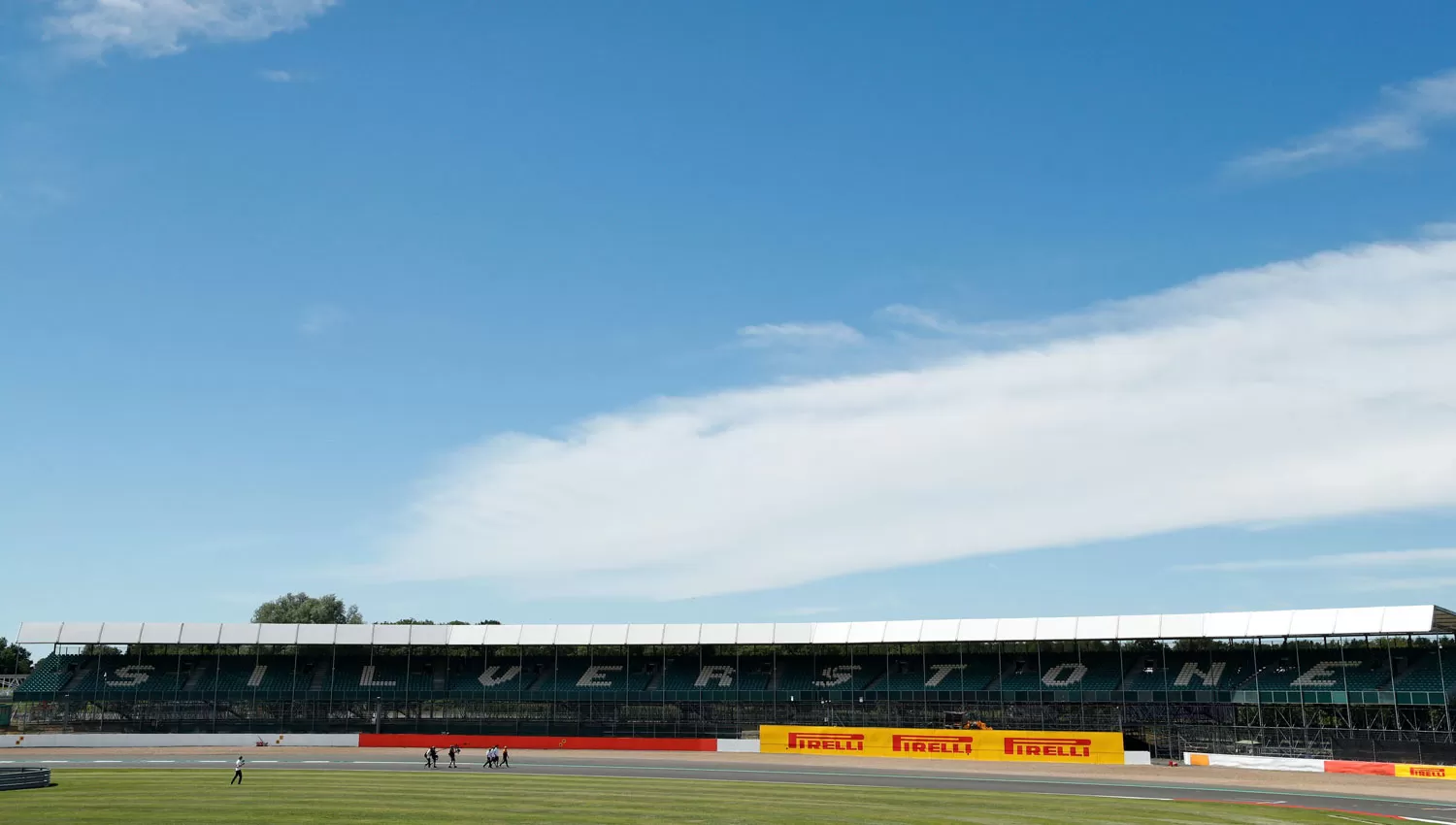 VACÍAS. Aunque puedan albergar a más de 150 mil espectadores, las tribunas del circuito británico lucirán sin público.