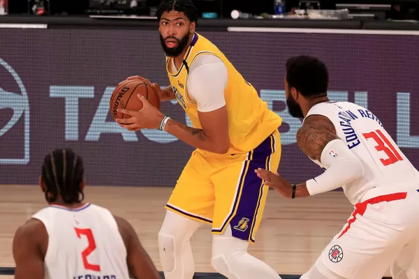 Con un doble de James, los Lakers se quedaron con el clásico angelino