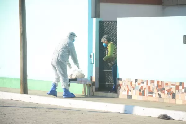 Cubiertos de pies a cabeza, entregan alimentos a vecinos de Lastenia aislados por el coronavirus