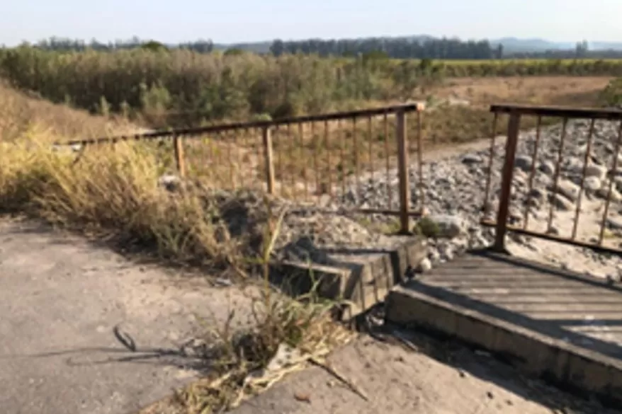 EL PUENTE. Pasa sobre el río Seco, en la ruta provincial 324.